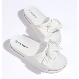 Białe klapki na grubej podeszwie 1