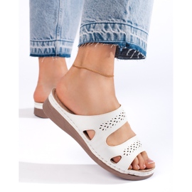 Wygodne białe klapki damskie 1