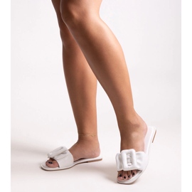 Białe kapcie z klamerką Ganema 1