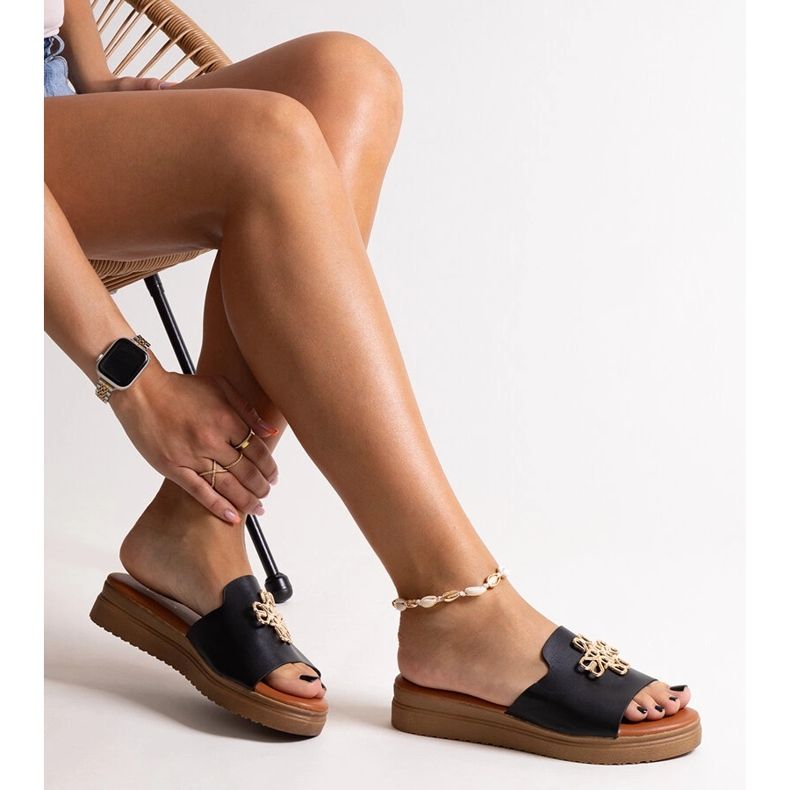 Czarne klapki na platformie z klamerką Nibal 1