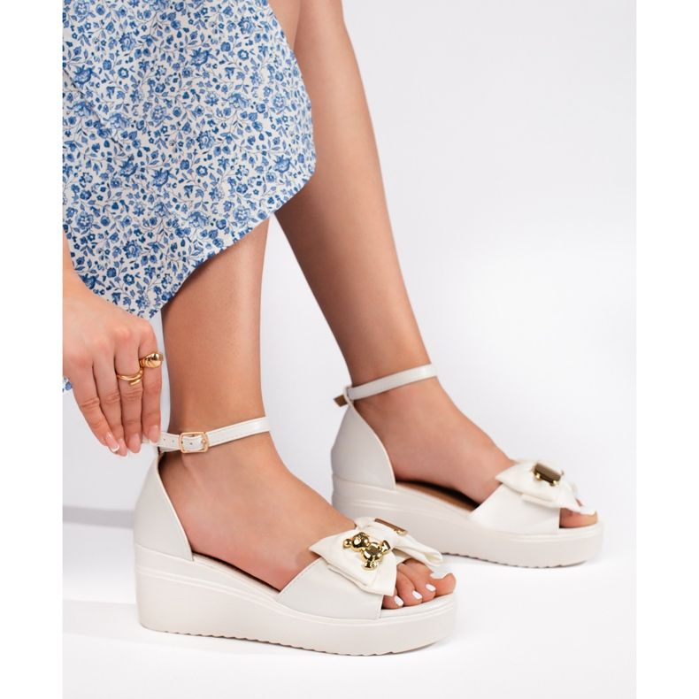 Białe damskie sandały na koturnie z kokardką 1