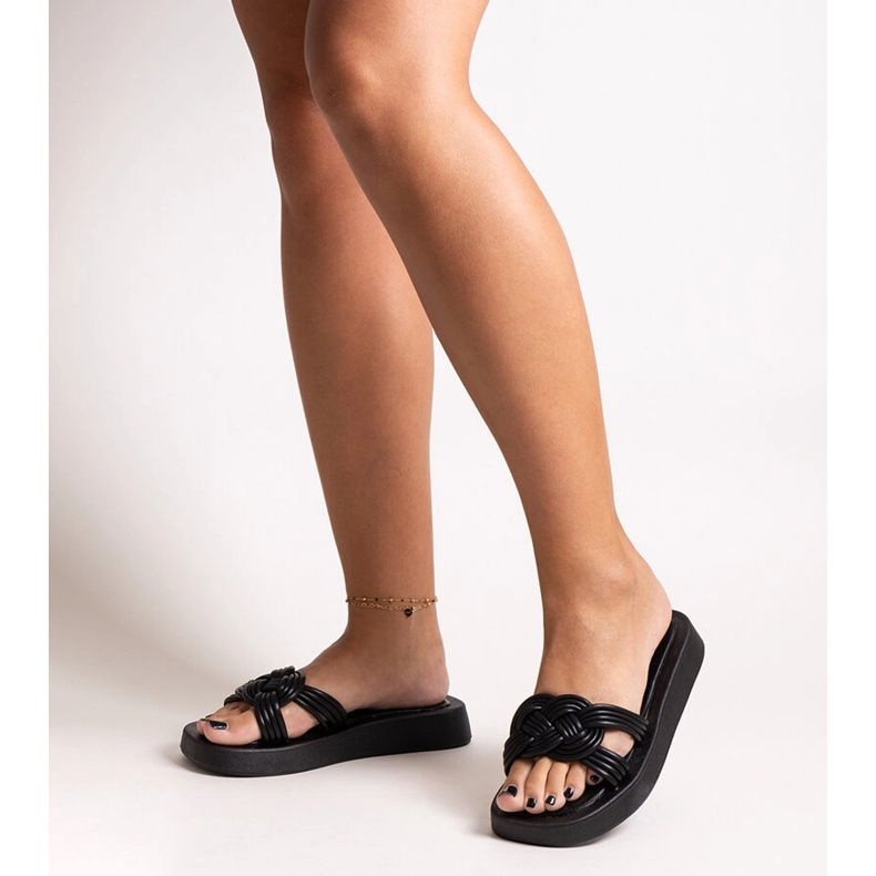 Czarne klapki gumowe Ferrei 1