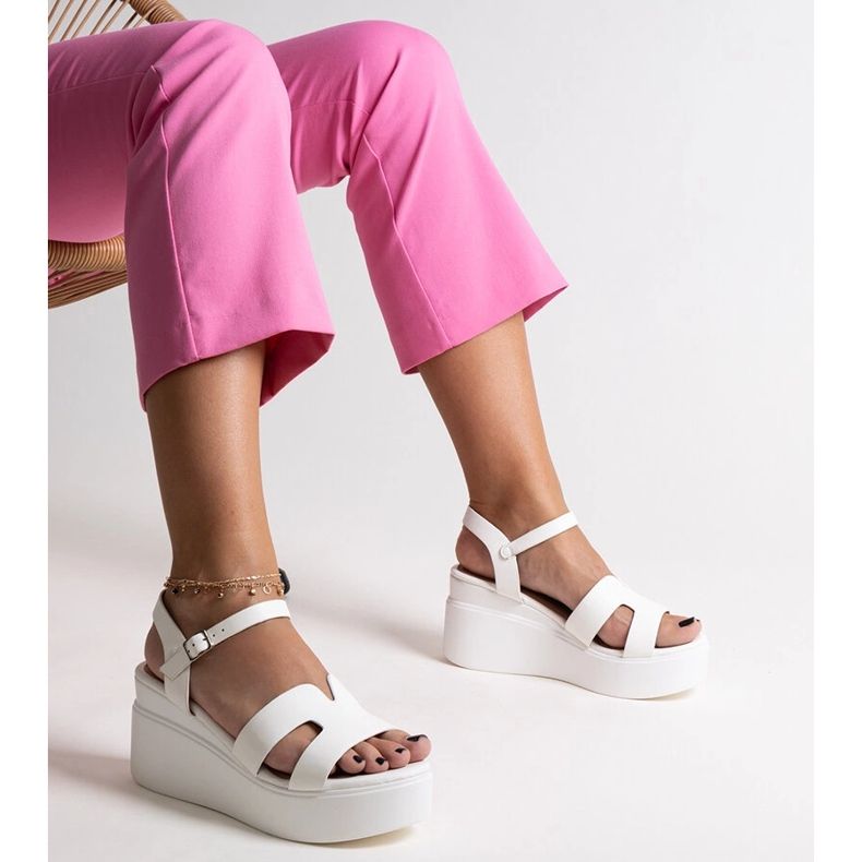 Białe sandały na koturnie Reema 1