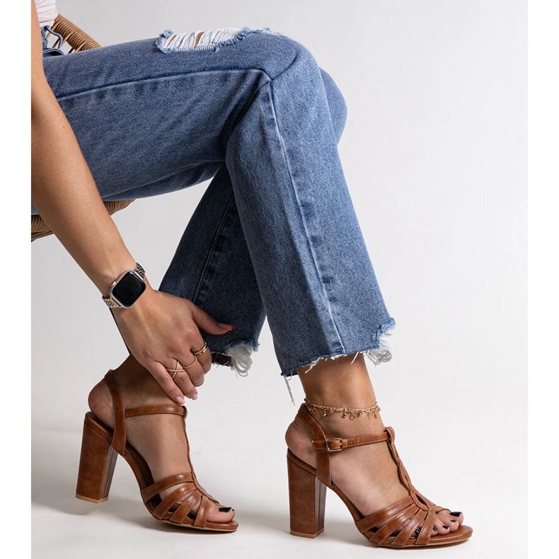 Brązowe sandałki na słupku Mikaii 1