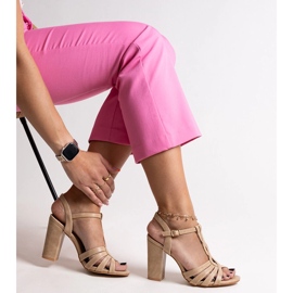 Beżowe sandałki na słupku Mikaii beżowy 1