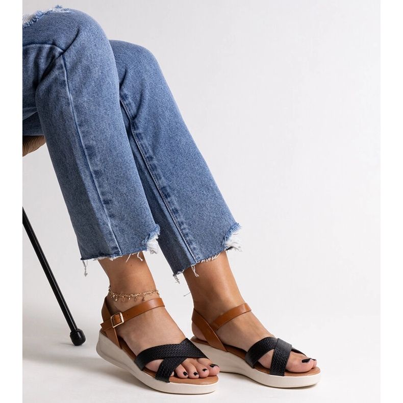 Czarno-brązowe sandałki na niskiej koturnie Hakima czarne 1