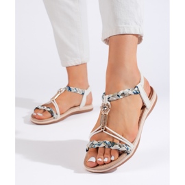 Białe plecione płaskie sandały 1