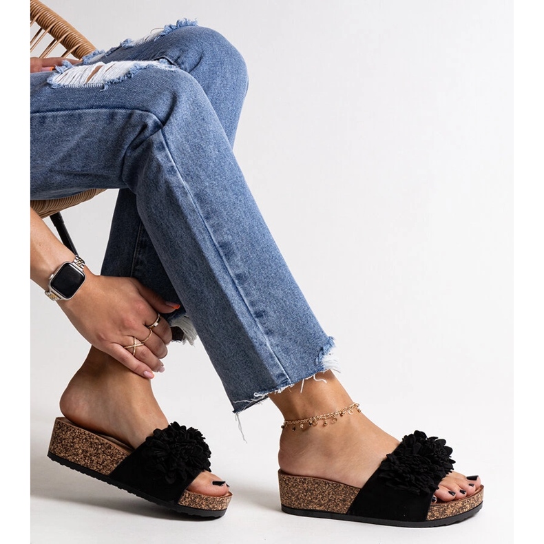 Klapki czarne z kwiatami na platformie Apolonia 1