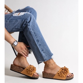 Klapki karmelowe z kwiatami na platformie Apolonia brązowe 1