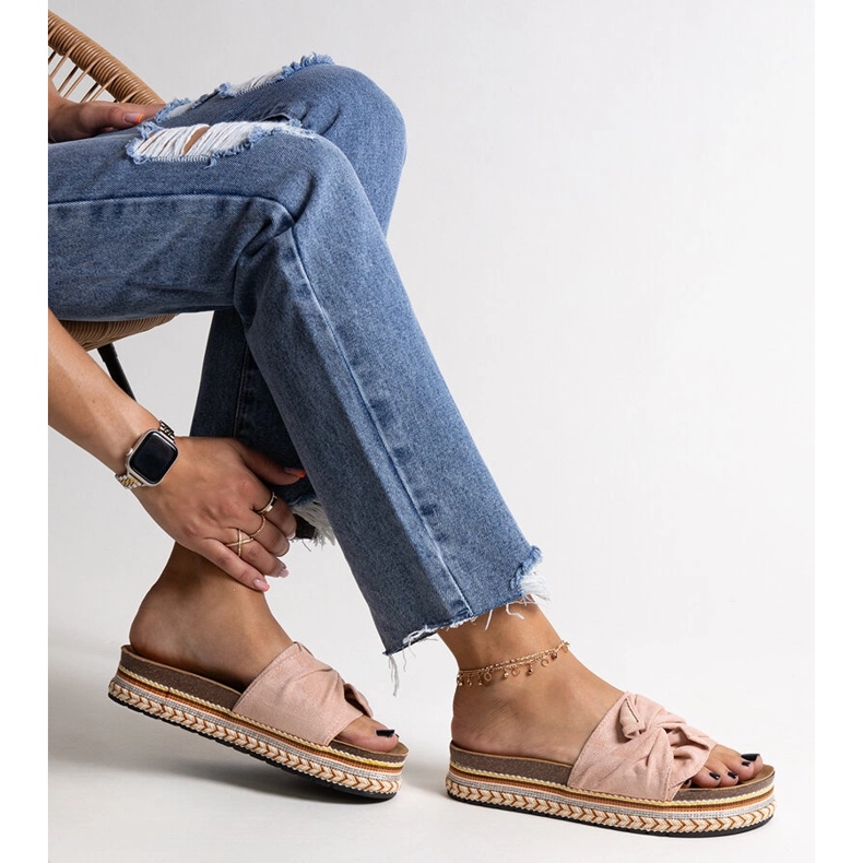 Masywne różowe klapki z ozdobną podeszwą Nibalie 1