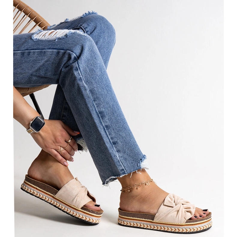 Masywne beżowe klapki z ozdobną podeszwą Nibalie beżowy 1