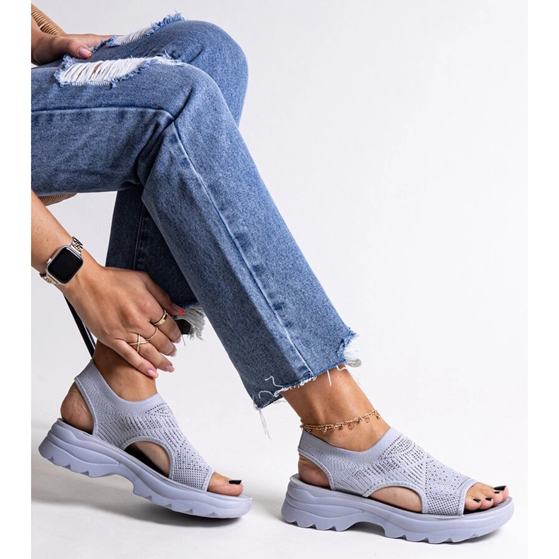 Szare sandały materiałowe na platformie z cyrkoniami Delmare 1