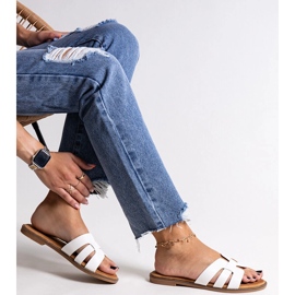 Białe klasyczne klapki ze zdobieniem Umayma 1