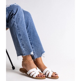 Białe klasyczne klapki ze zdobieniem Umayma 2