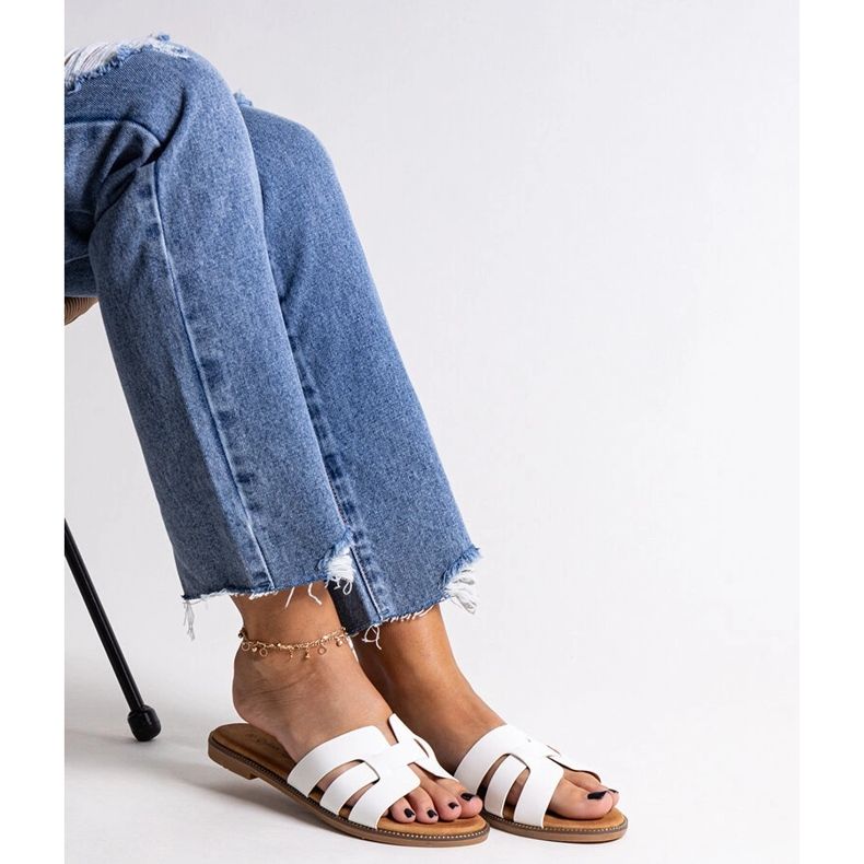 Białe klasyczne klapki ze zdobieniem Umayma 2