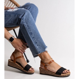 Czarne sandałki na niskiej korkowej koturnie Malada 1