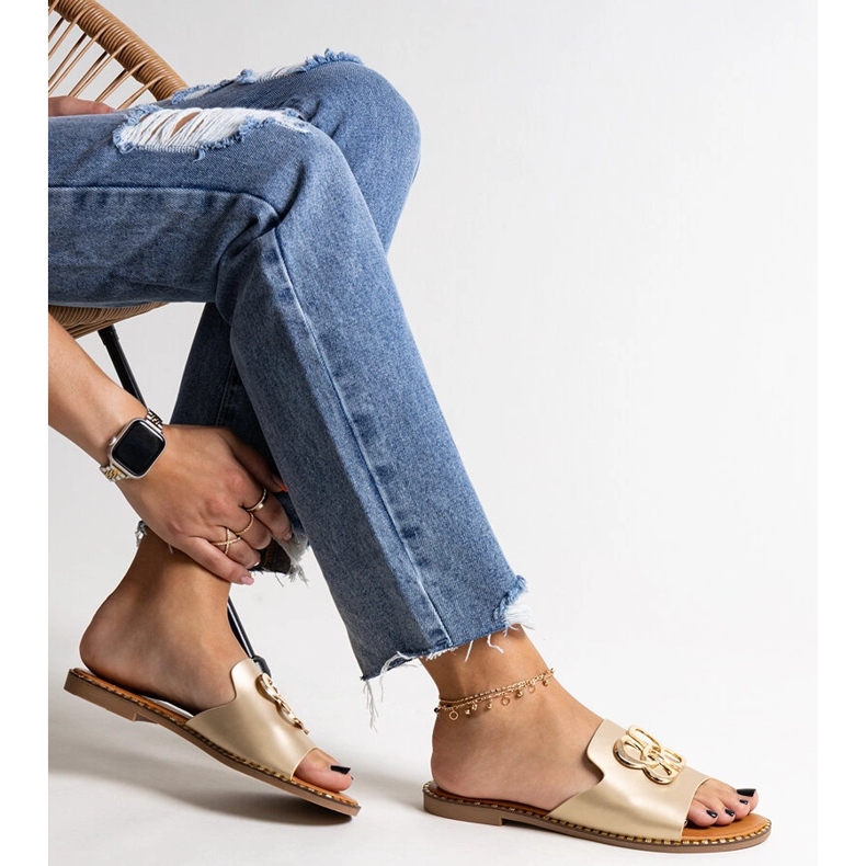 Złote klapki z ozdobną klamerką Safi złoty 1