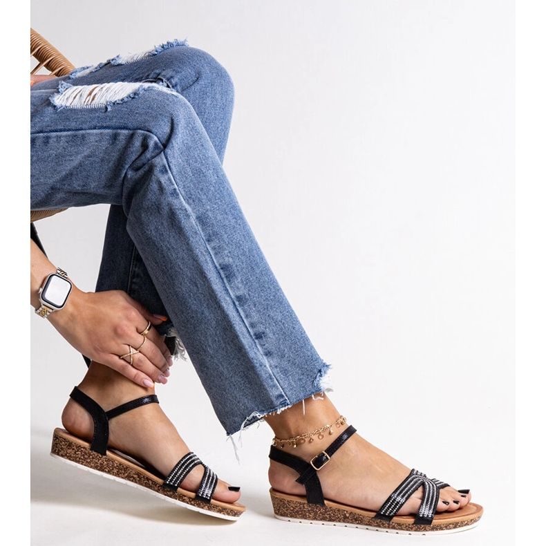 Czarne sandałki na niskiej koturnie Saila 1