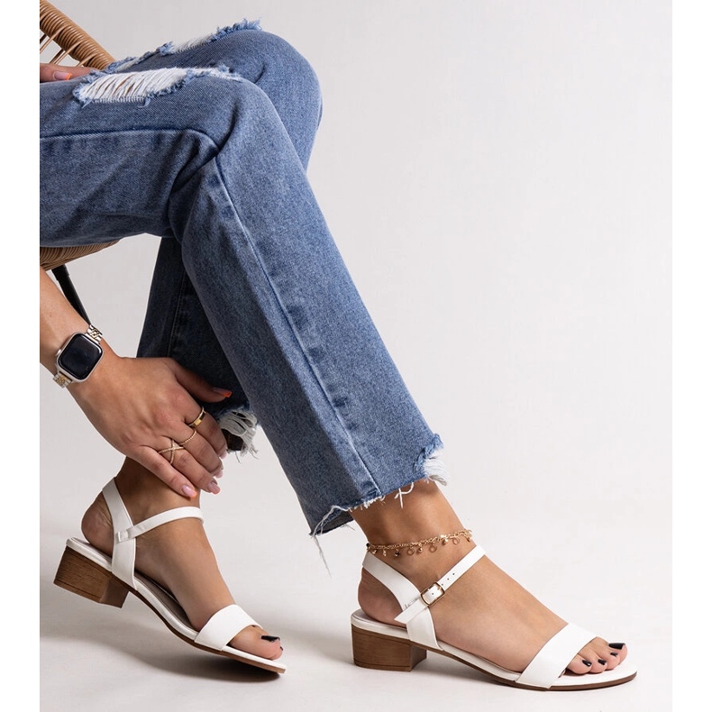 Białe sandały na niskim obcasie Basina 1