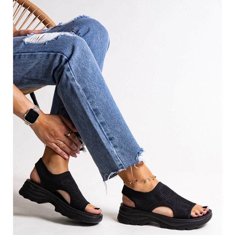 Czarne sandały materiałowe na platformie z cyrkoniami Delmare 1