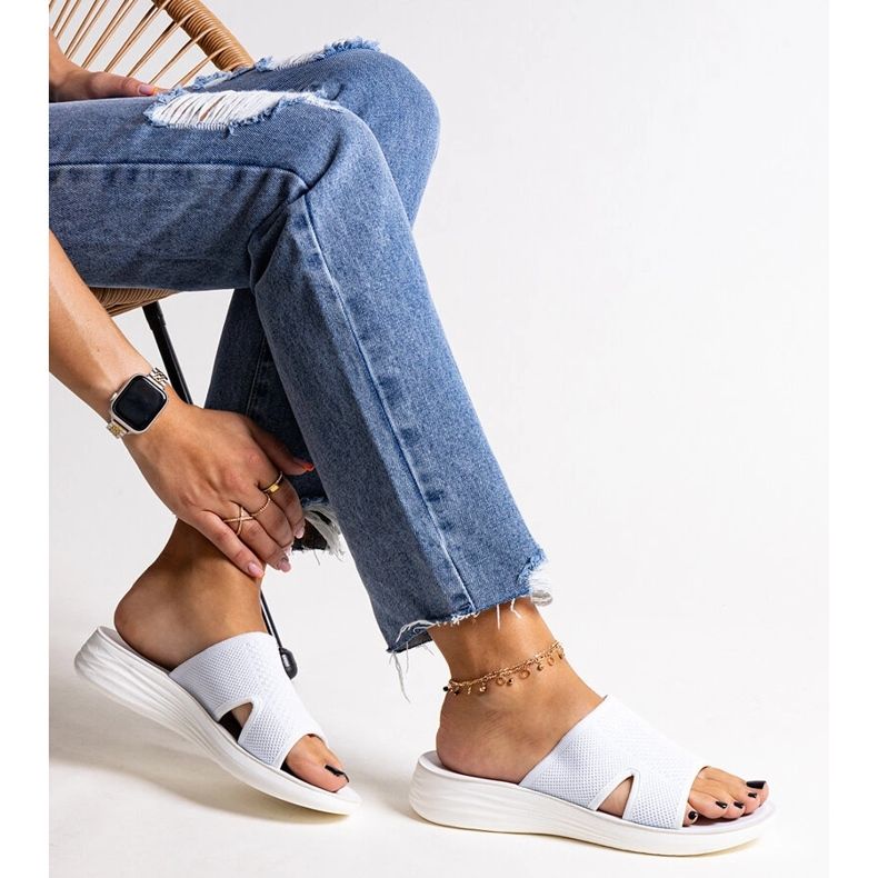 Białe klapki na platformie Linah 1