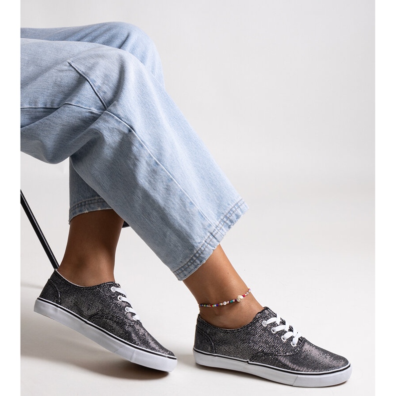 Czarne błyszczące trampki Carroline 1