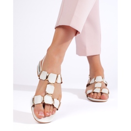 Białe stylowe płaskie sandały 1