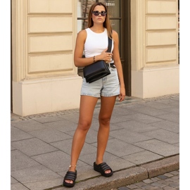 Czarne masywne klapki Amina 1