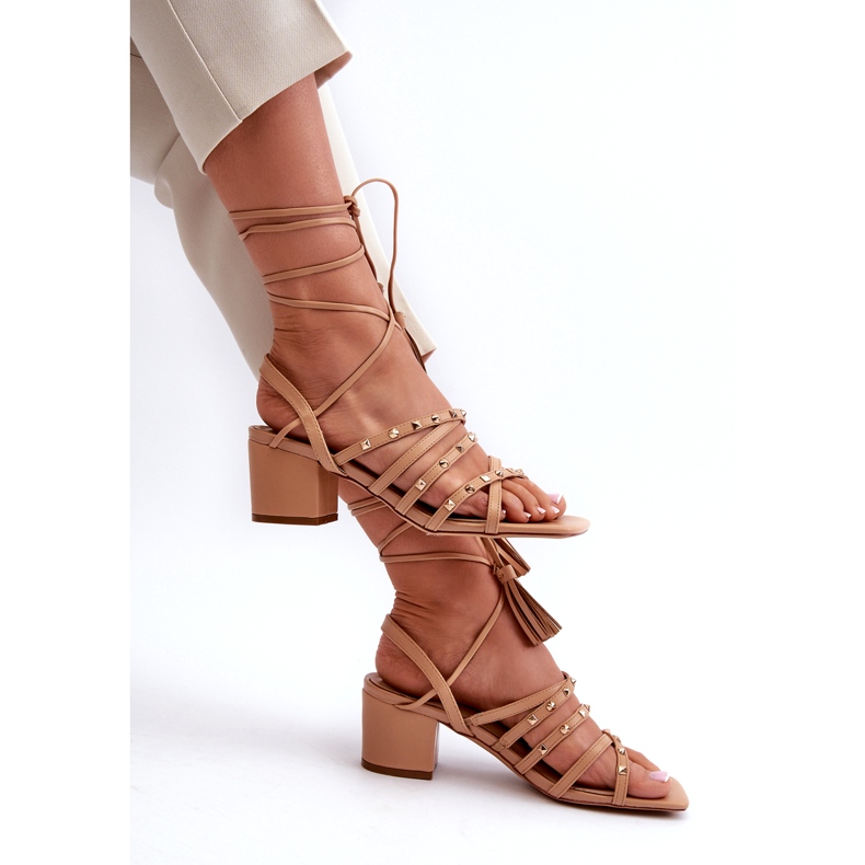 Wiązane sandały na niskim obcasie ozdobione ćwiekami camel beżowy 4