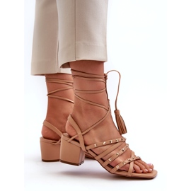 Wiązane sandały na niskim obcasie ozdobione ćwiekami camel beżowy 3
