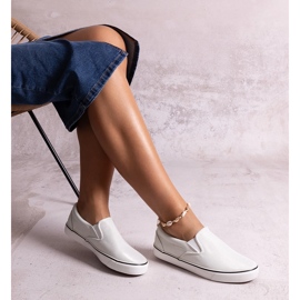 Białe błyszczące tenisówki Sheliana 1