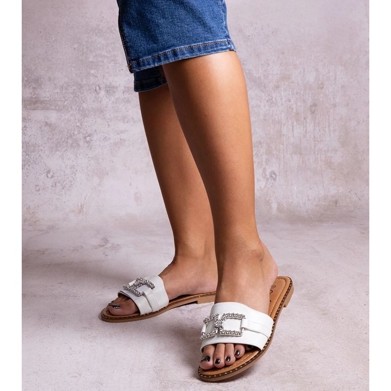 Białe klapki z ozdobną klamerką Rochaela 1