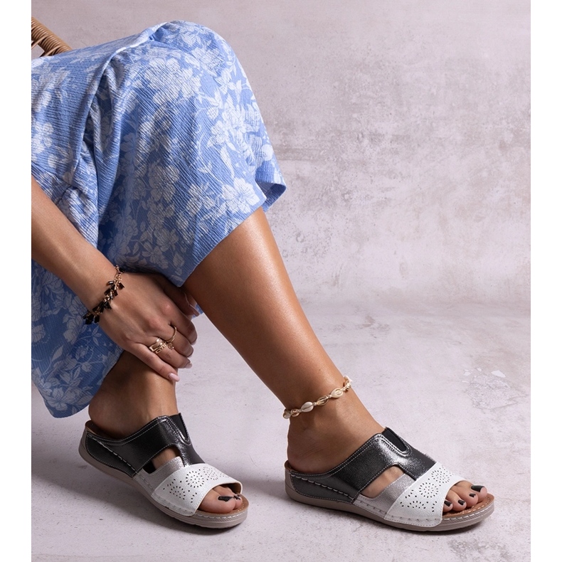 Biało-czarne klapki z połyskiem Saminar białe 1