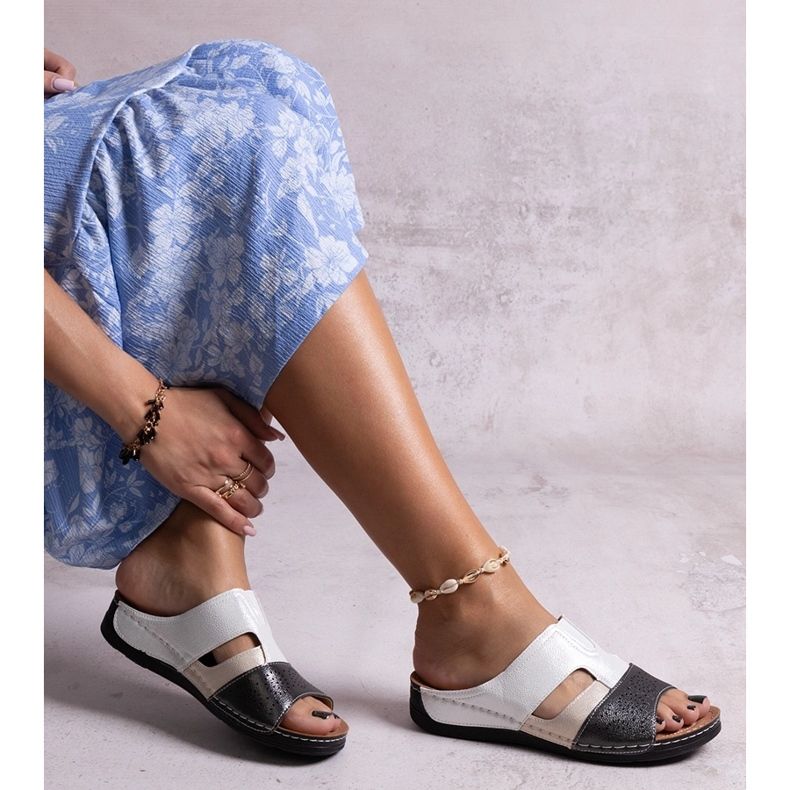 Czarno-białe klapki z połyskiem Saminar 1