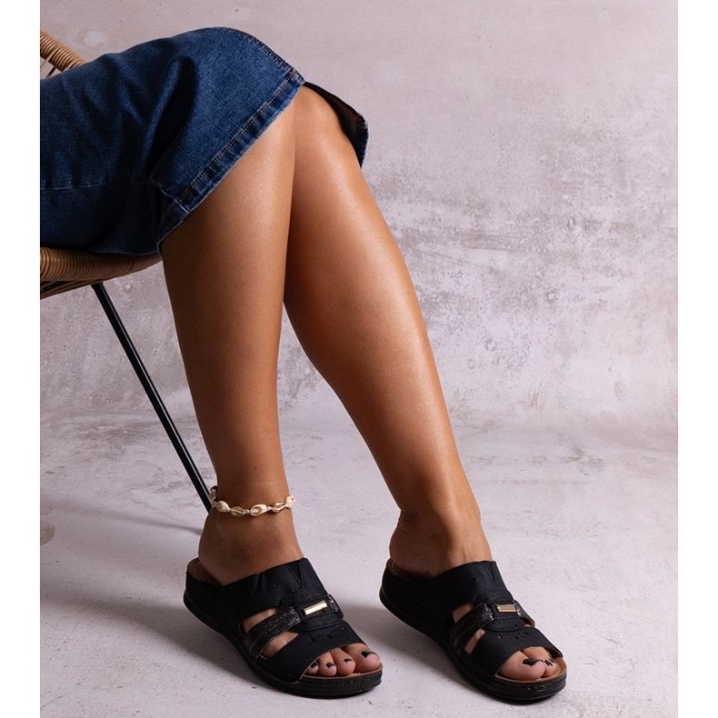 Czarne klasyczne klapki Karime 1