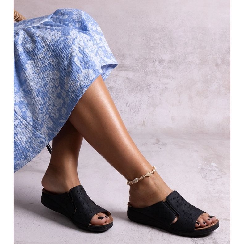 Czarne perforowane klapki Marouna 1