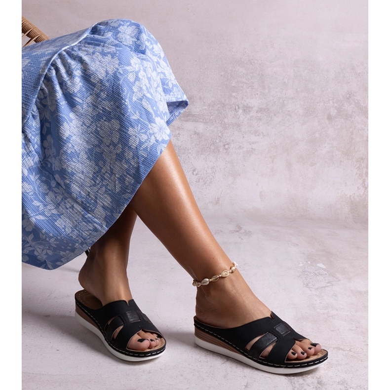 Czarne lekkie klapki na niskiej koturnie Mifsuda 1