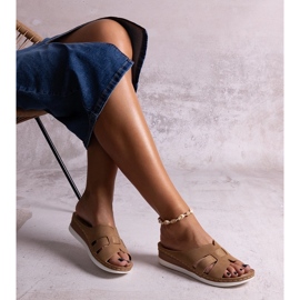 Brązowe lekkie klapki na niskiej koturnie Mifsuda 1