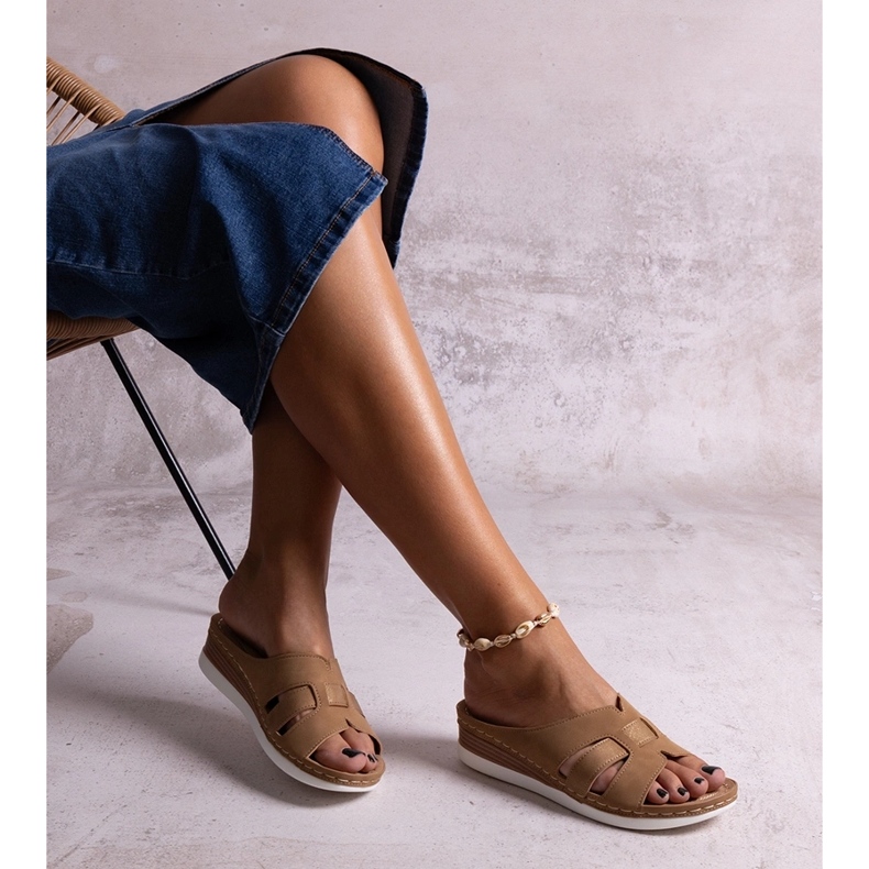 Brązowe lekkie klapki na niskiej koturnie Mifsuda 1