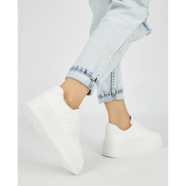 Białe sportowe sneakersy na platformie 2