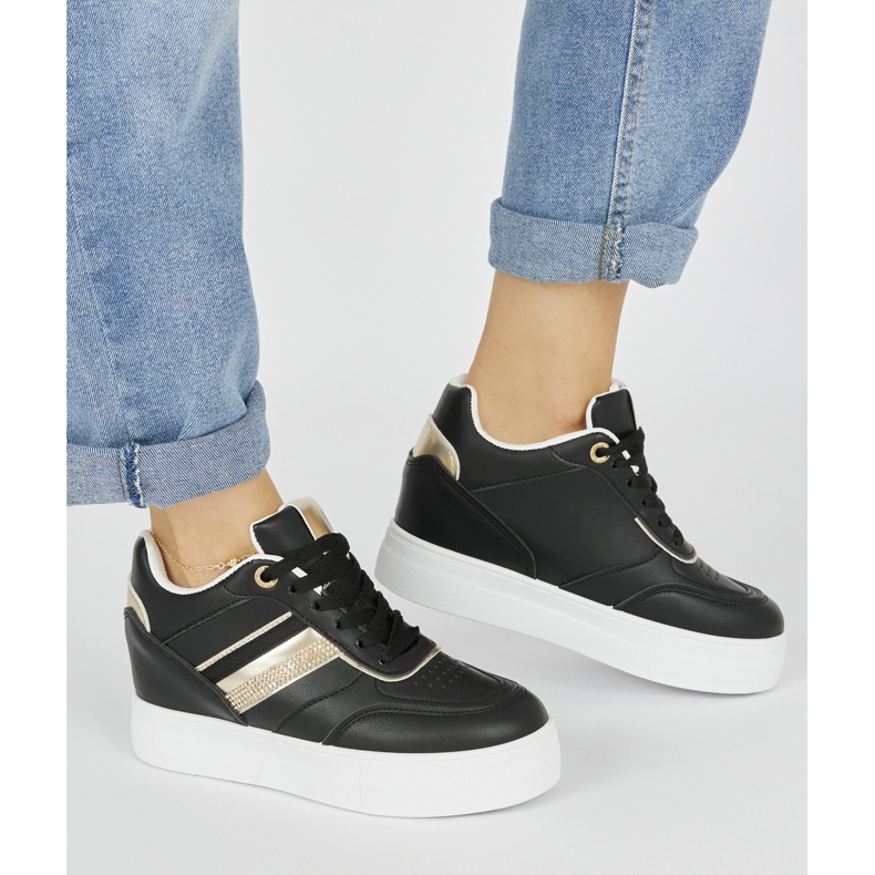Czarne sneakersy z ukrytą koturną 1