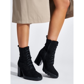 Czarne zamszowe botki wiązane 1