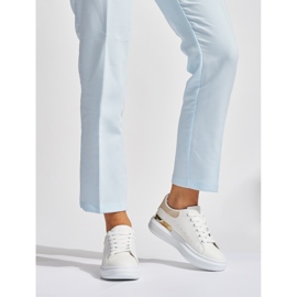 Białe klasyczne buty sportowe 1