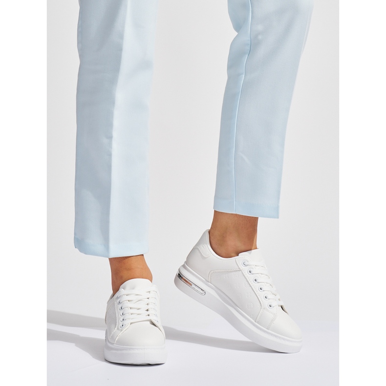 Białe buty sportowe na platformie 1