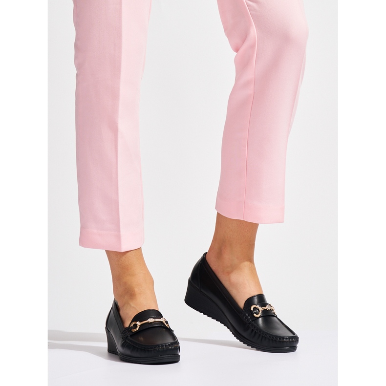 Czarne damskie mokasyny na koturnie ze złotym zdobieniem 1