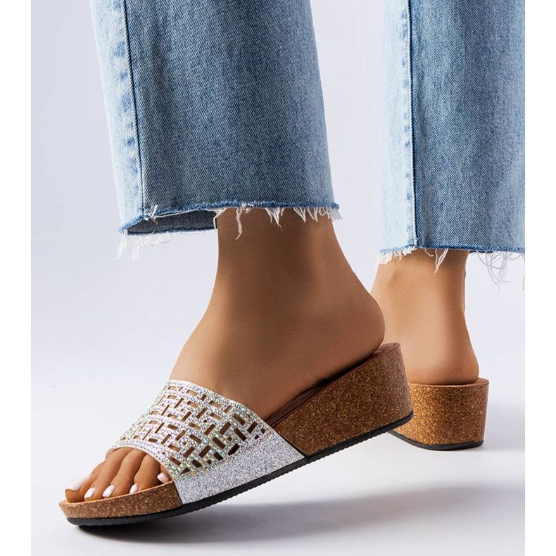 Srebrne klapki na koturnie Elitha srebrny 1