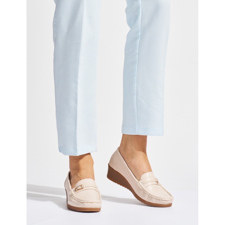 Beżowe damskie mokasyny z klamrą beżowy 1