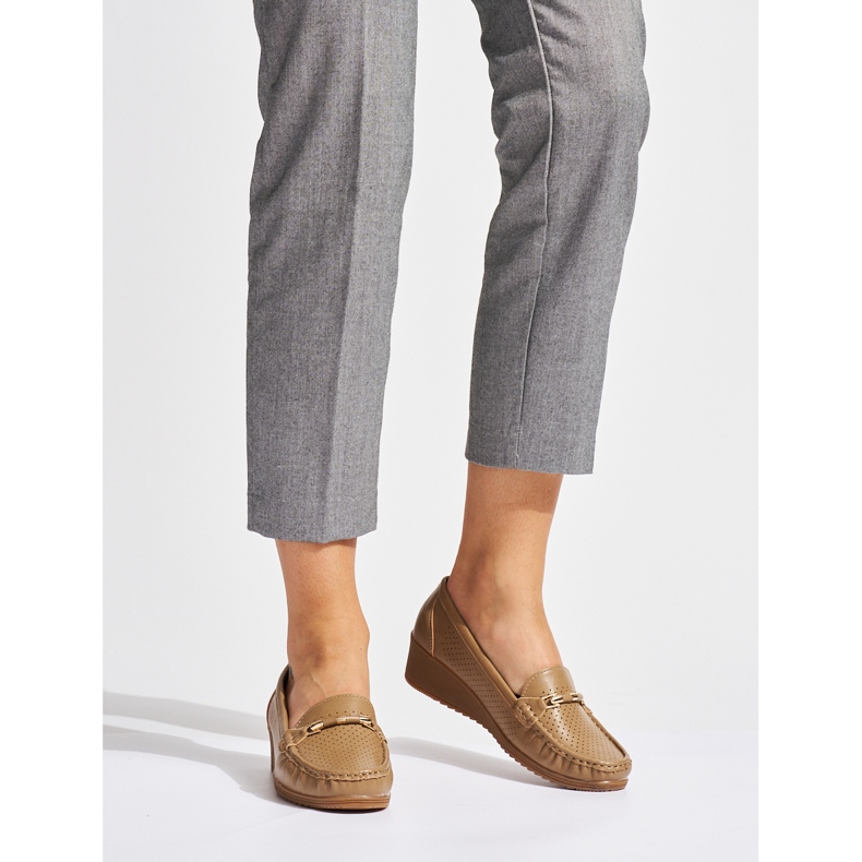 Brązowe ażurowe mokasyny na niskiej koturnue 2