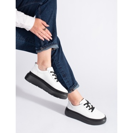 Skórzane półbuty białe na czarnej platformie 1