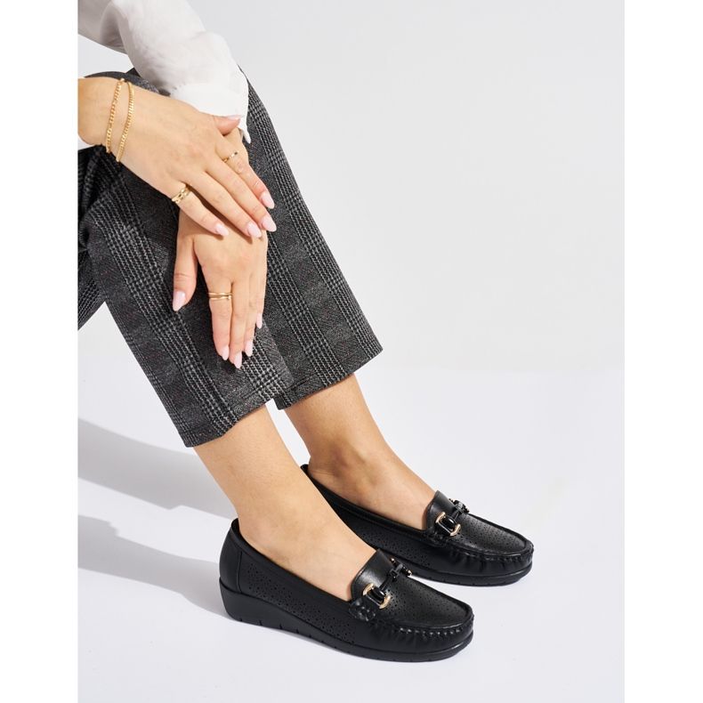 Czarne ażurowe mokasyny na niskiej koturnie 1
